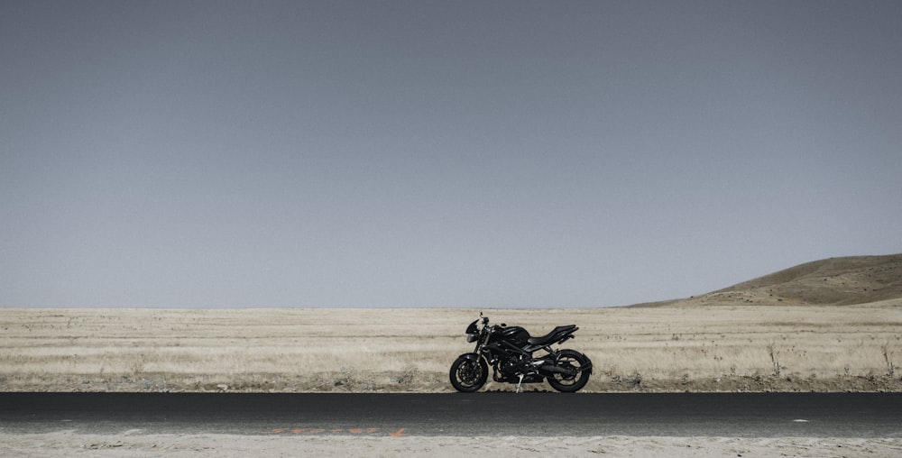 uma motocicleta estacionada na beira da estrada