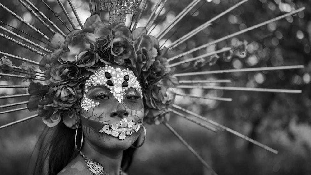 Una donna in un costume con fiori sulla sua testa