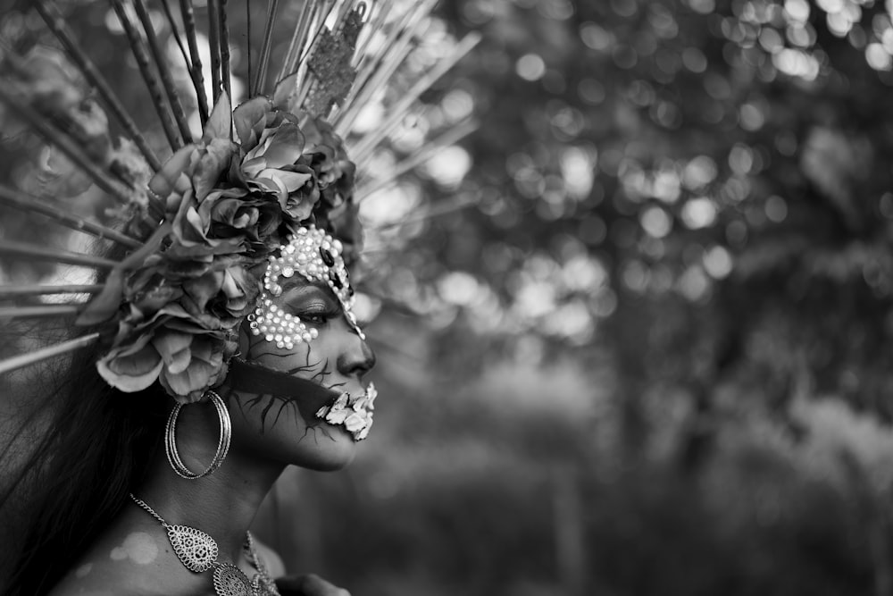 Eine Frau trägt eine Maske mit Federn auf dem Kopf
