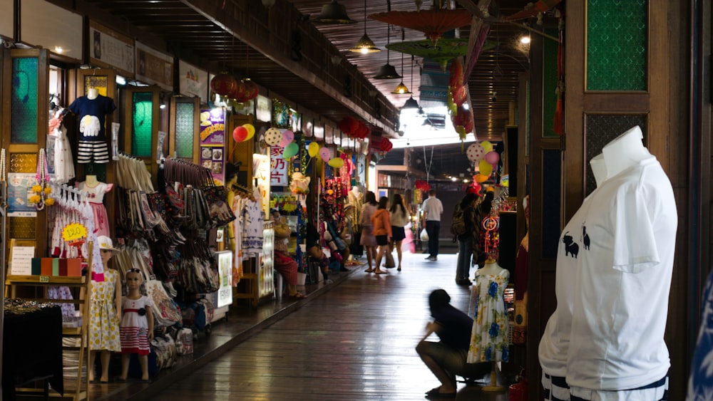 Una tienda llena de muchos tipos diferentes de ropa