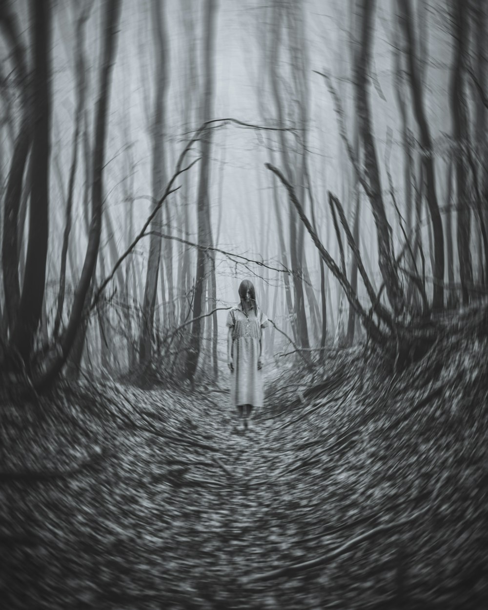 Una mujer parada en medio de un bosque