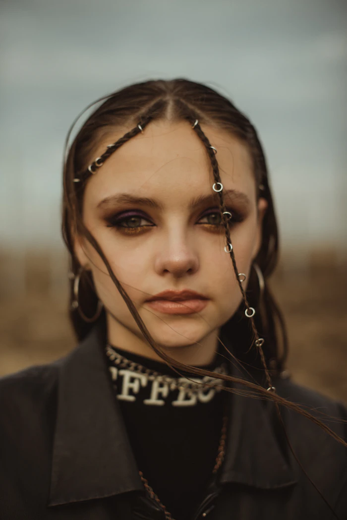 Portret kobiety z długimi włosami i odważną stylizacją