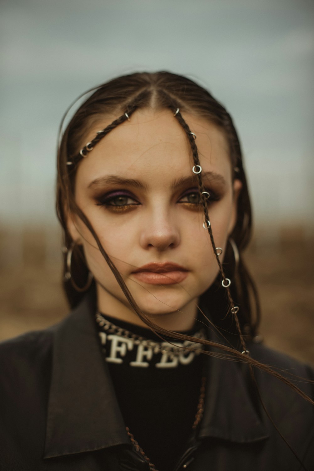 Eine Frau mit langen Haaren und Piercings auf dem Kopf