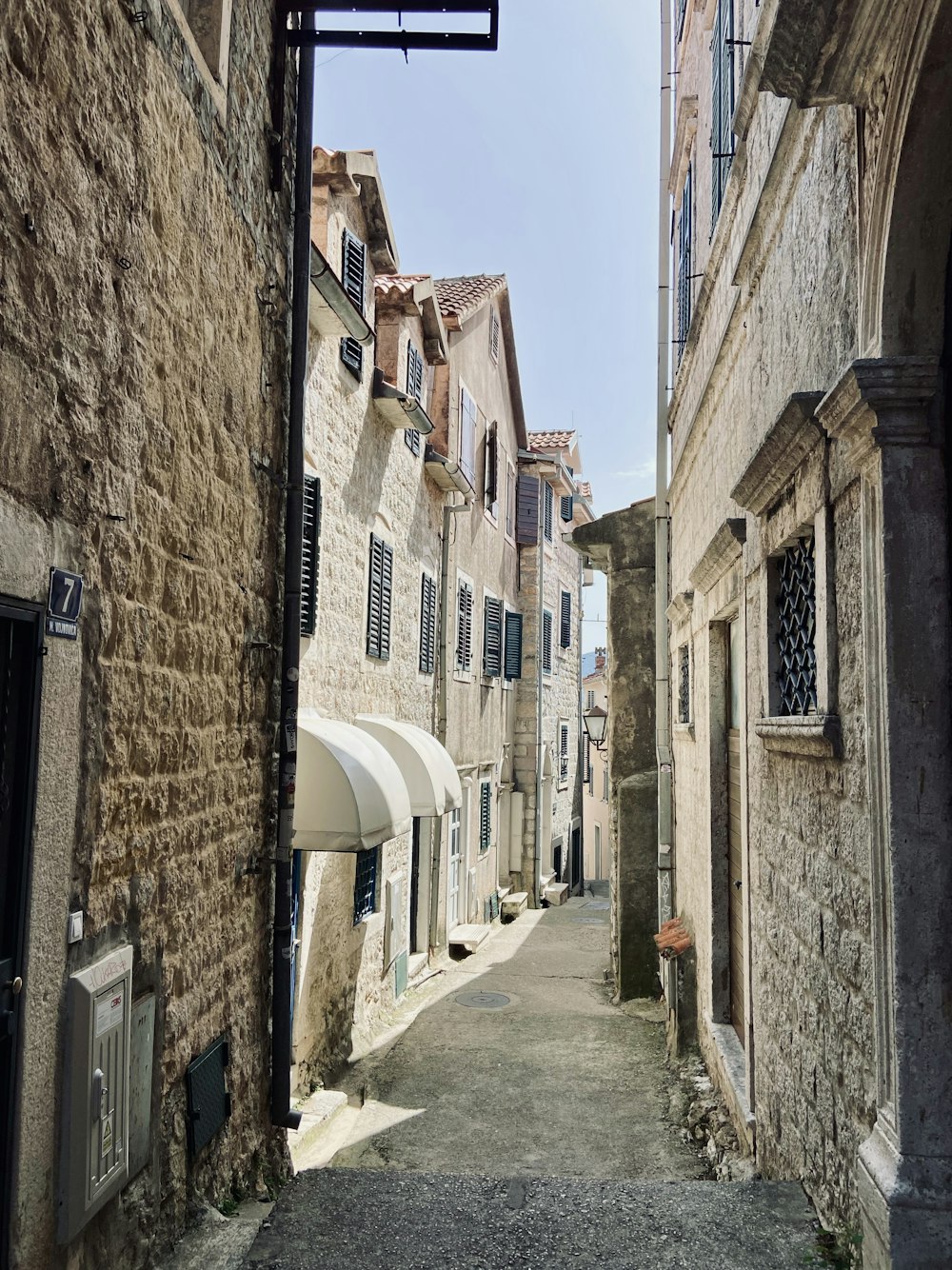 a narrow alleyway between two stone buildings