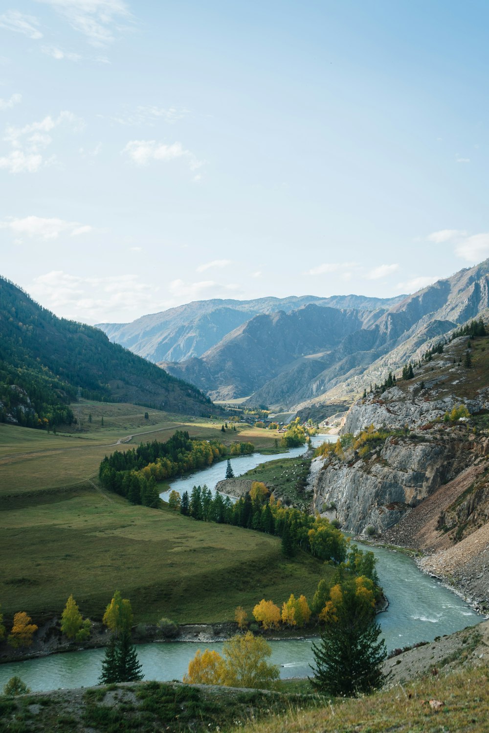 Ein Fluss, der durch ein von Bergen umgebenes Tal fließt