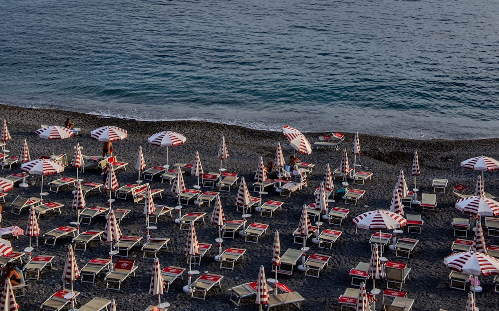 un mucchio di sedie e ombrelloni su una spiaggia