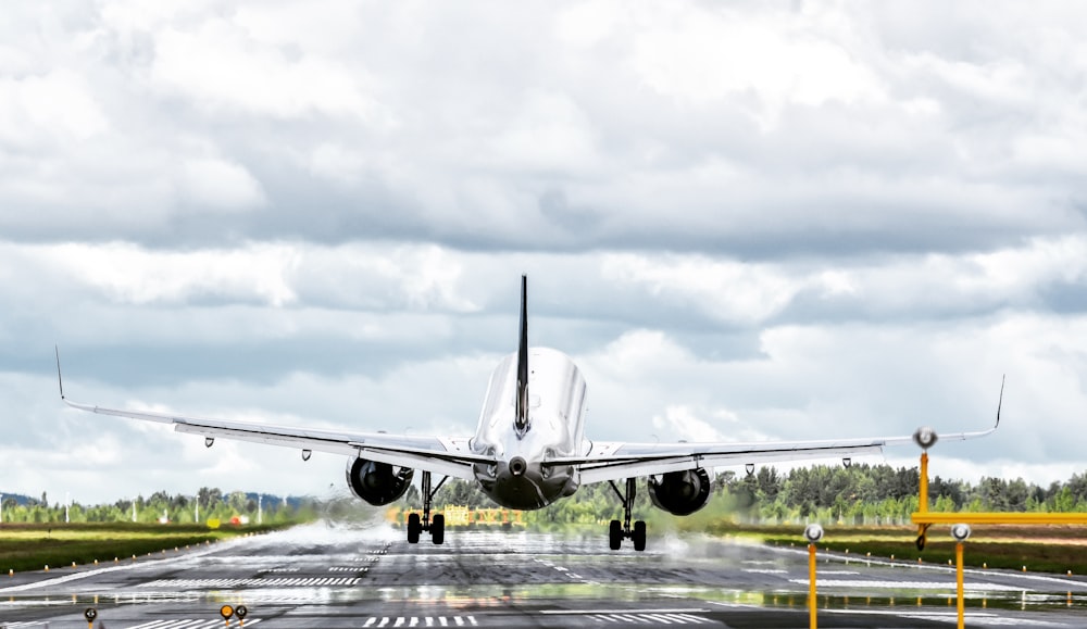 Ein großes Jetliner, das von einer Start- und Landebahn eines Flughafens abhebt