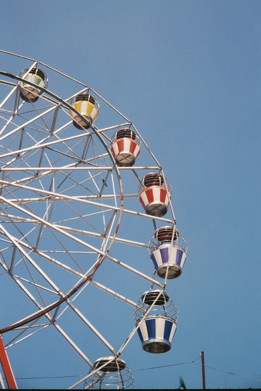 a ferris wheel with four colorful seats on it