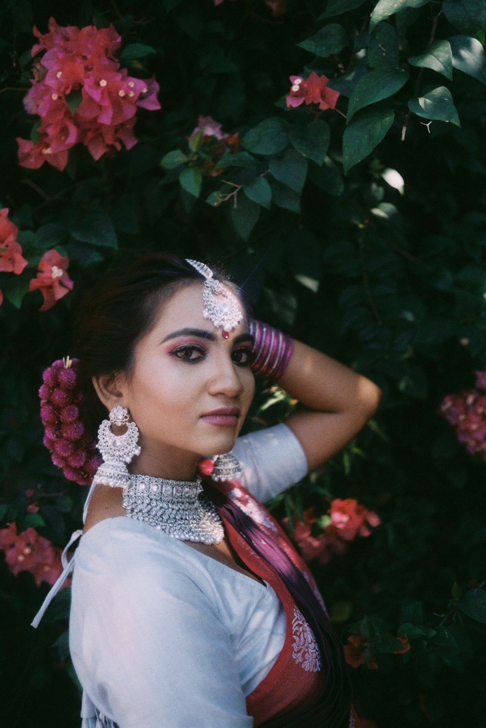 Una mujer con un traje blanco y rojo posando para una foto