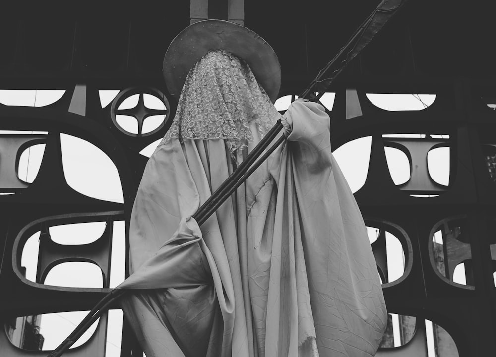 Una foto en blanco y negro de una estatua de un mago