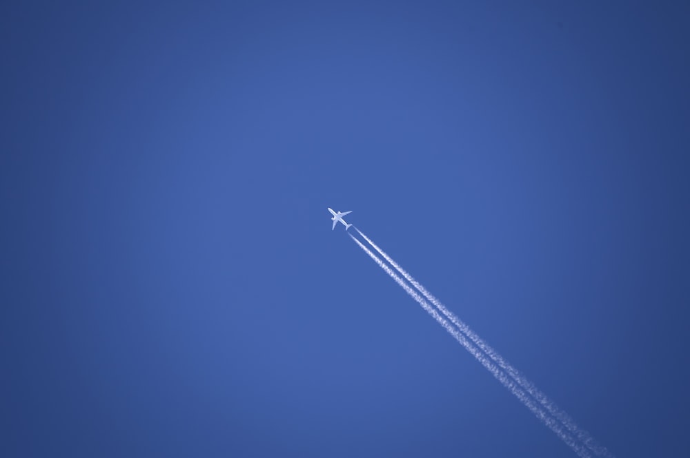 Ein Flugzeug fliegt hoch am Himmel