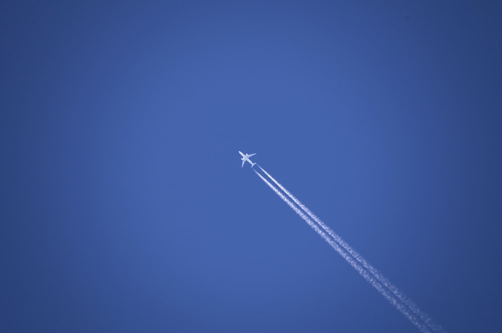 Un avion vole haut dans le ciel