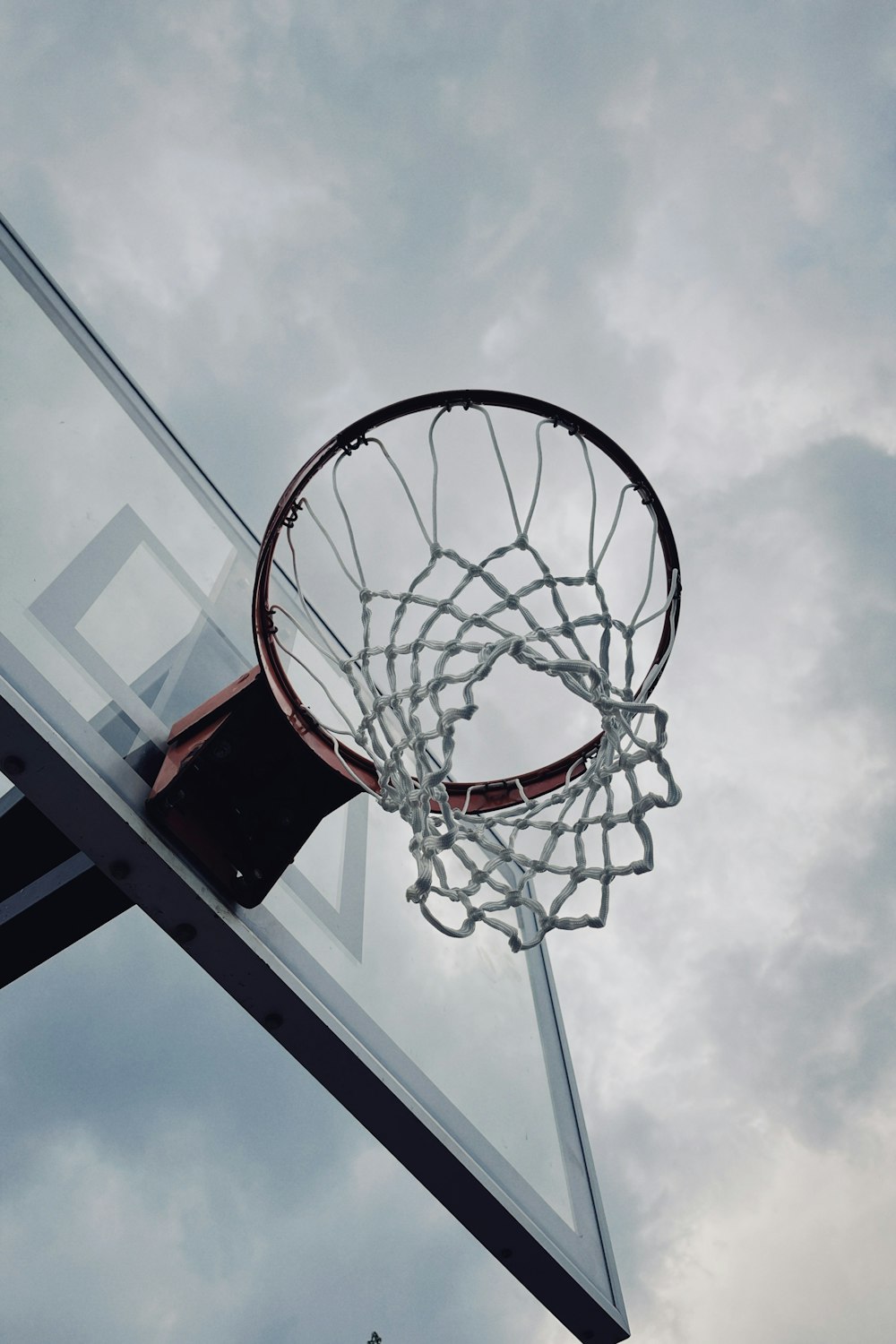 Ein Basketball, der durch den Reifen eines Basketballplatzes geht