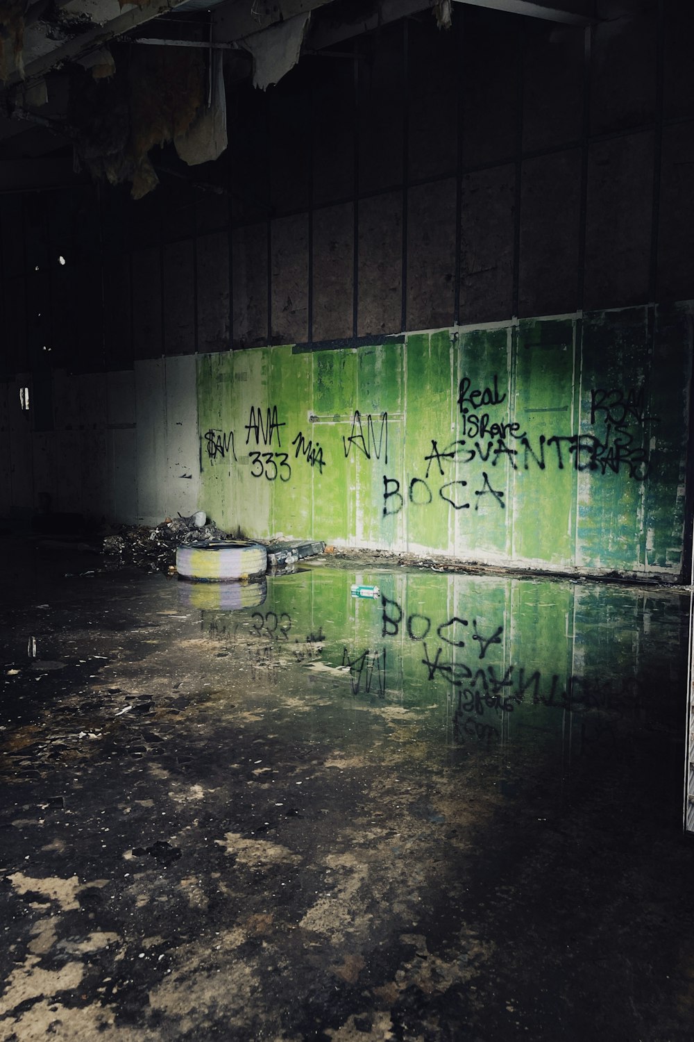 uma sala suja com grafite nas paredes