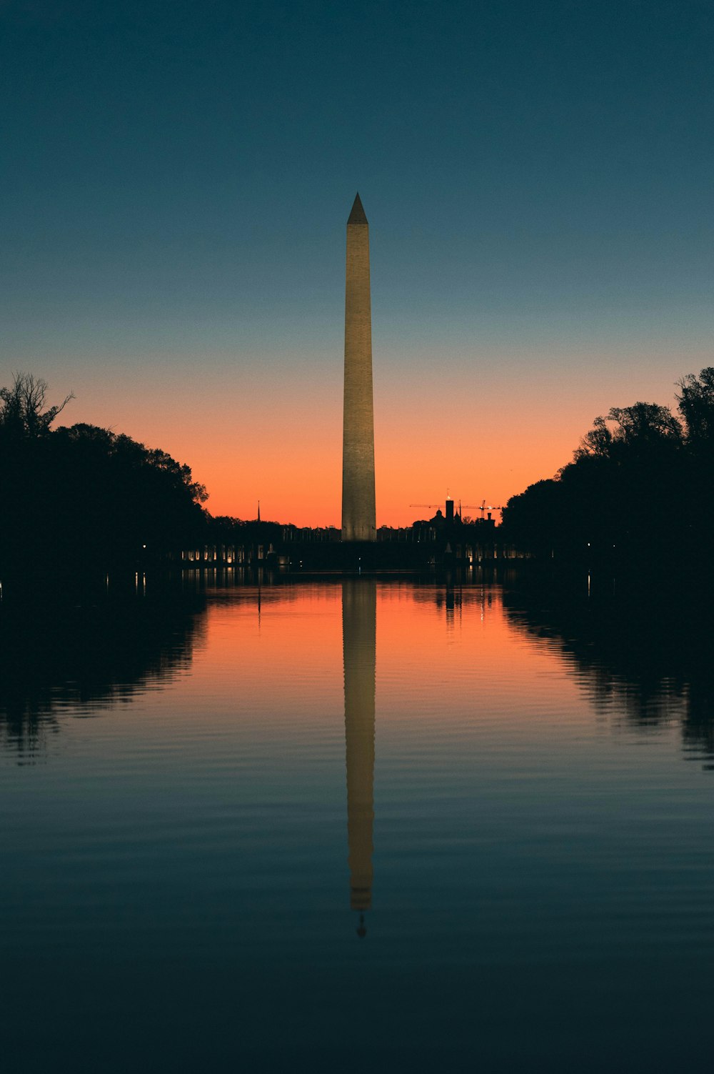 o monumento de washington é refletido na água