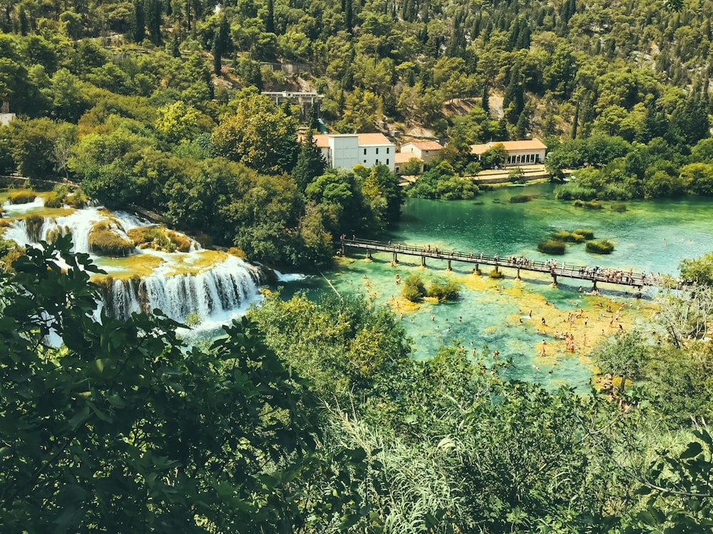 Ein Fluss, der eine Brücke darüber hat