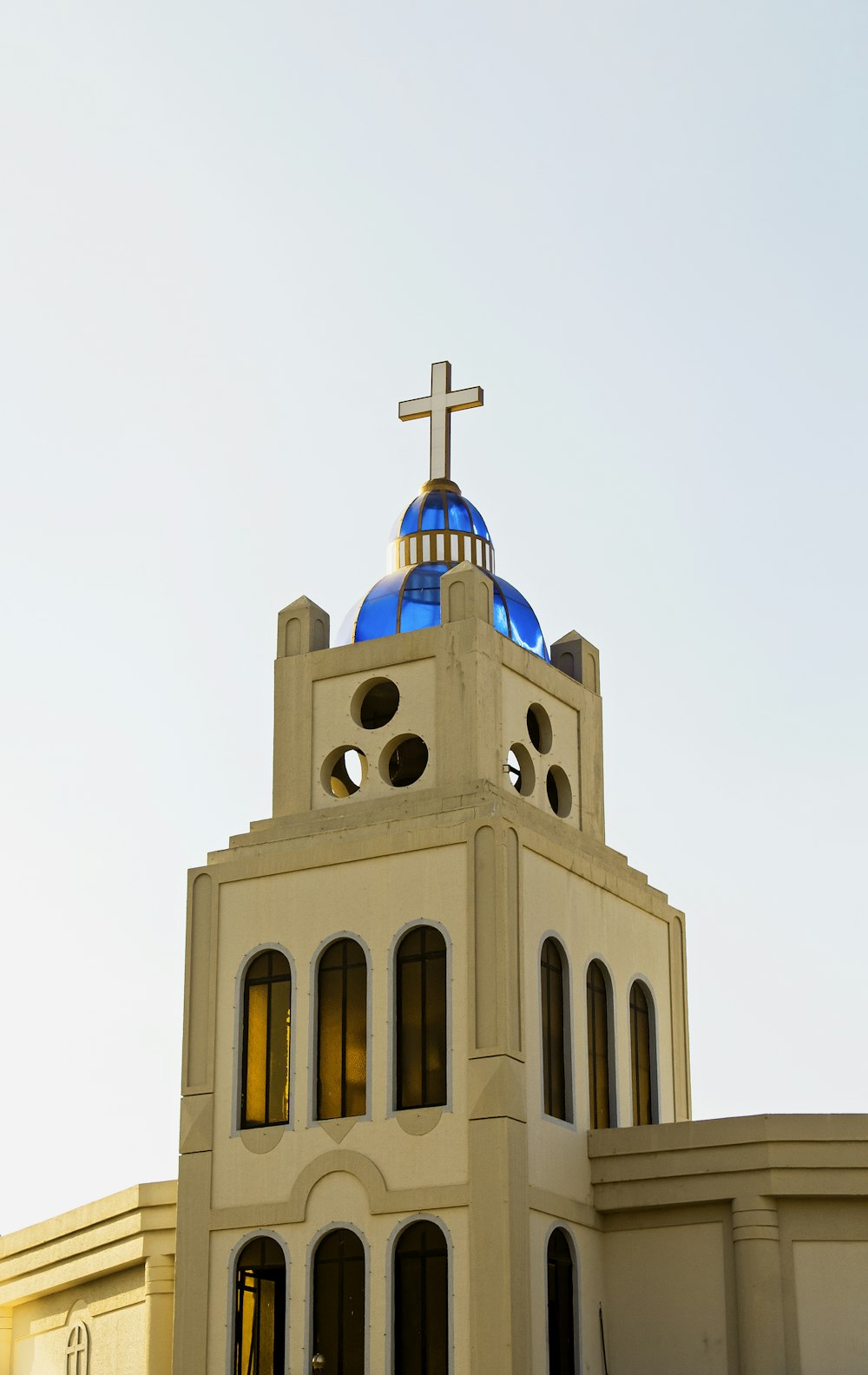 그 위에 십자가가있는 교회