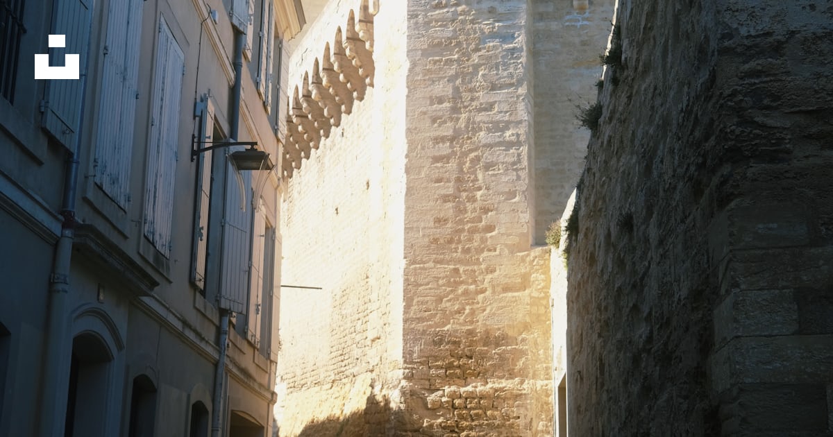 Une personne marchant dans une ruelle étroite photo – Photo La France ...