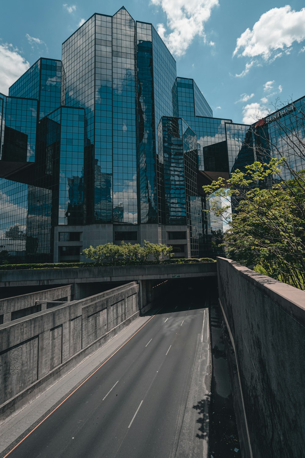 un pont au-dessus d’une route