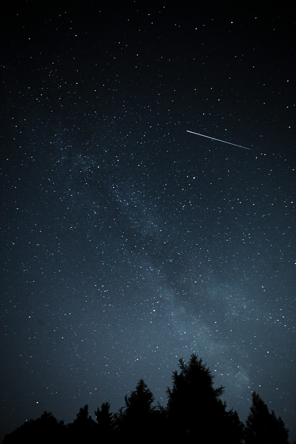 Un uomo che vola attraverso il cielo