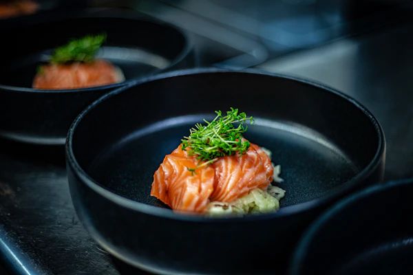 Sashimi sobre plato negro