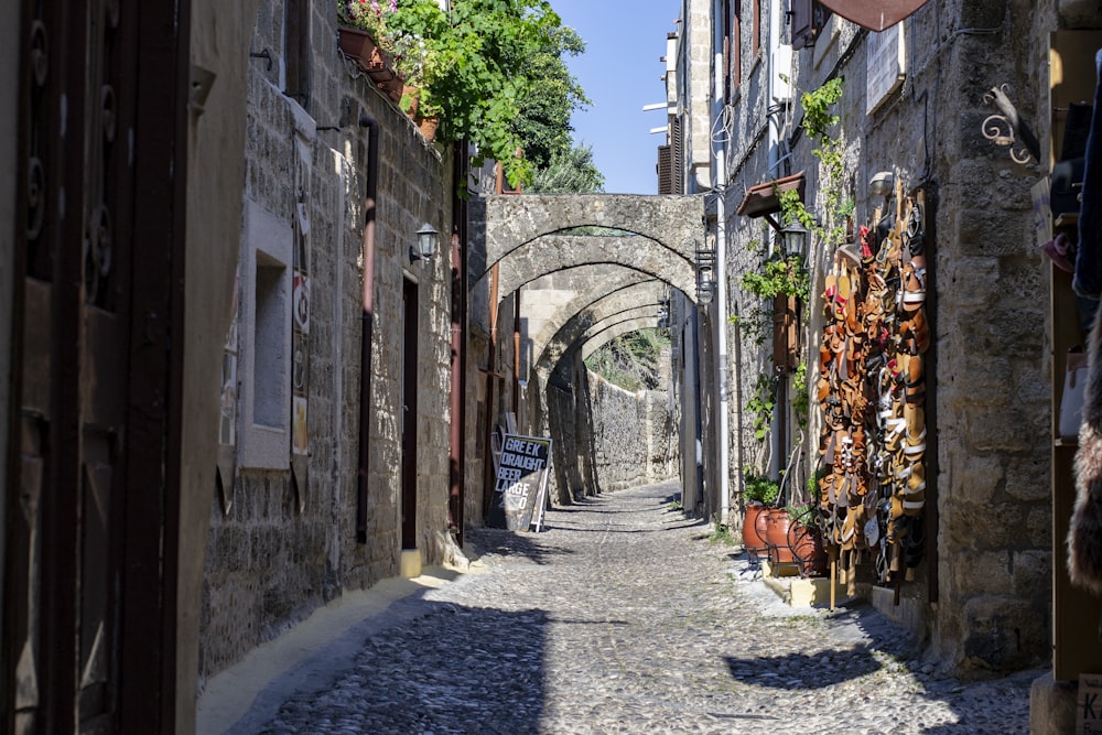 a narrow alley way with a stone arch between two buildings