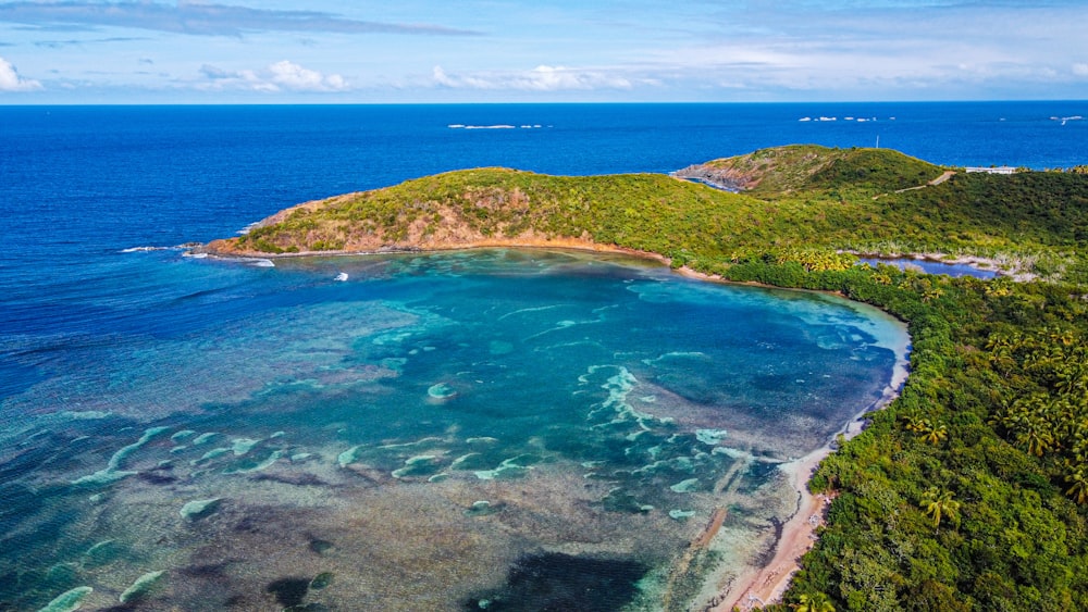 Una vista aérea de una isla en medio del océano