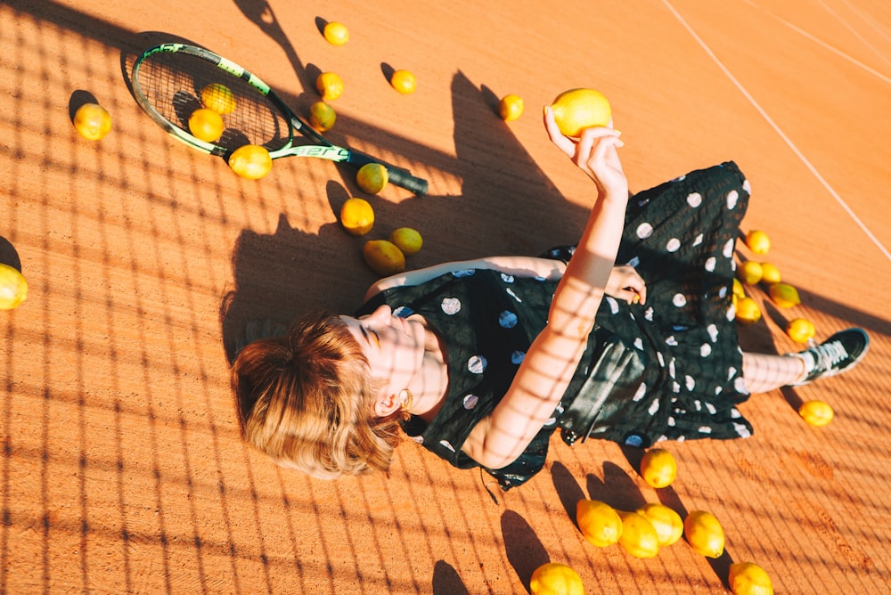 테니스 코트 위에 테니스 라켓을 들고 있는 여자