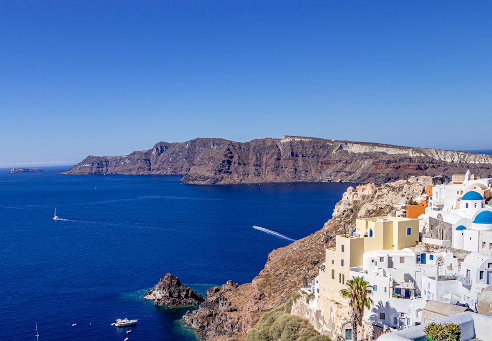 una vista di uno specchio d'acqua con una montagna sullo sfondo