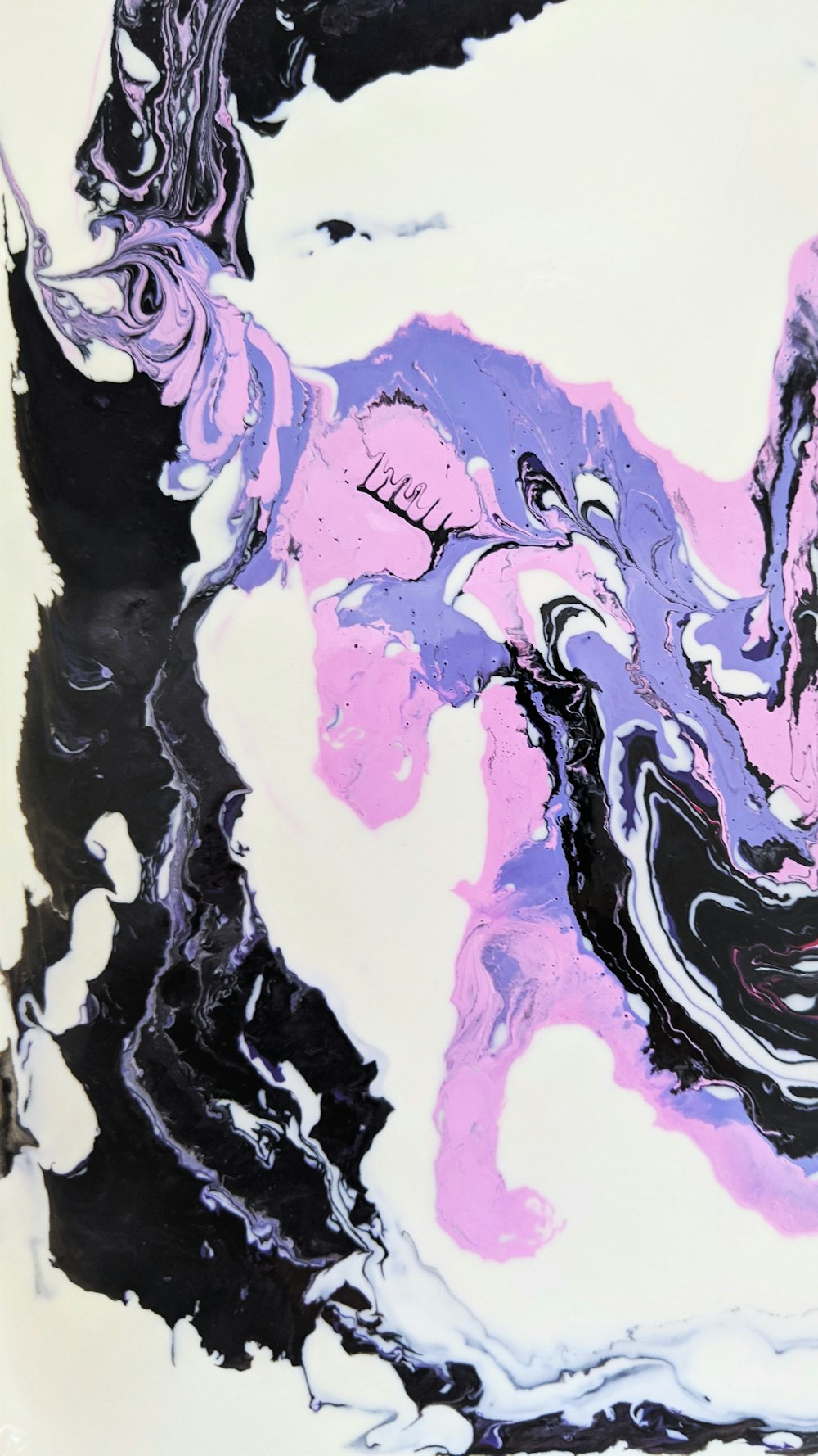 Un'immagine di un dipinto astratto nero e viola