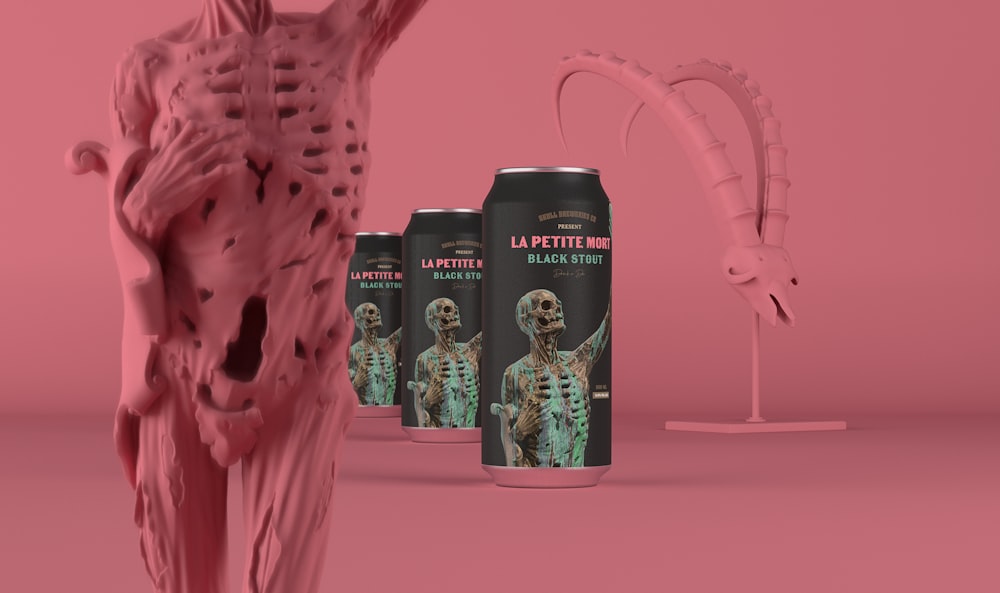 uma lata de cerveja com uma figura de esqueleto ao lado dela