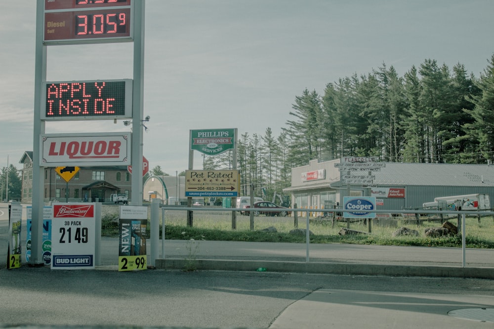 un panneau sur le bord d’une route