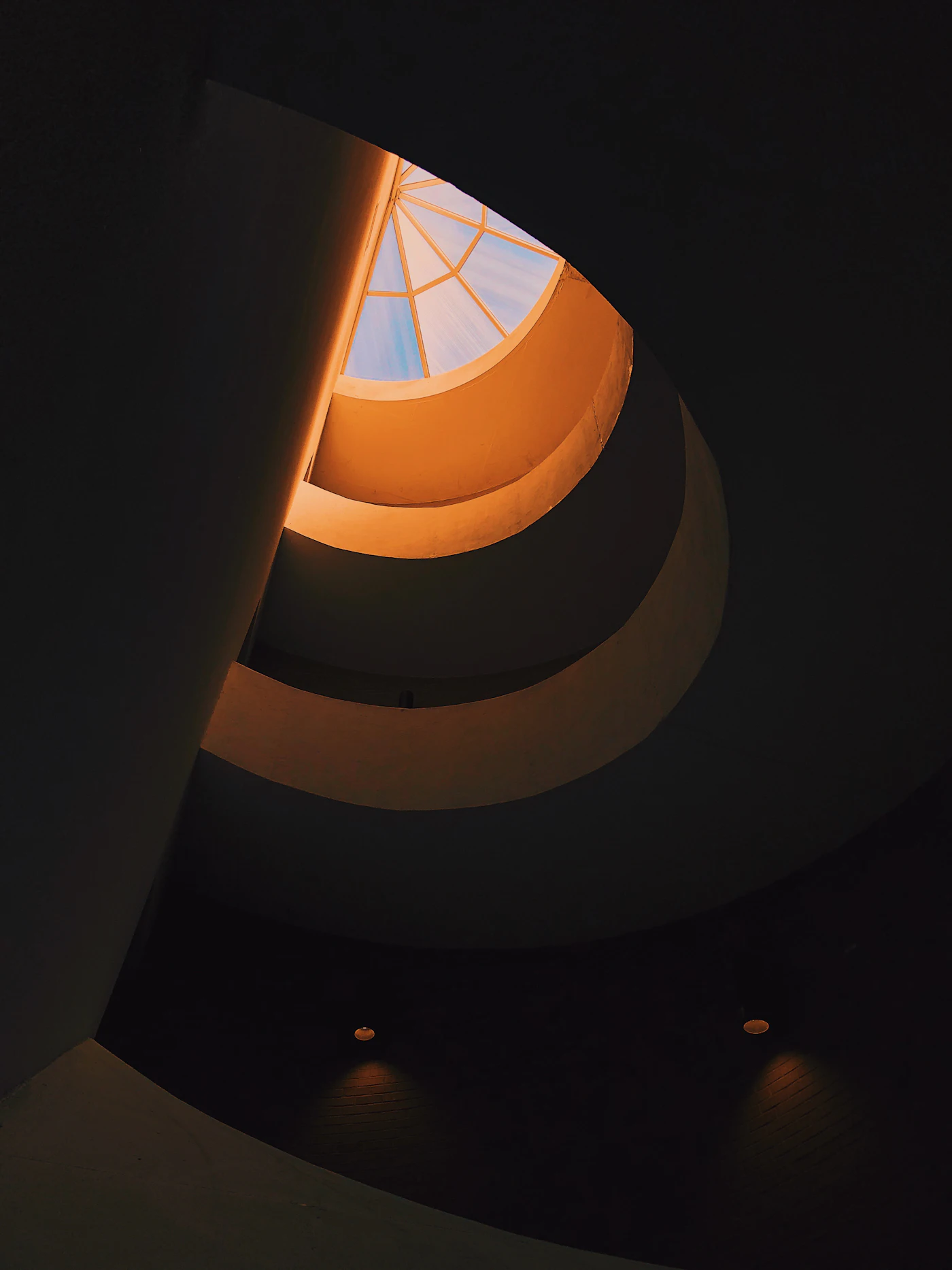 Oculus circulaire baigné de lumière