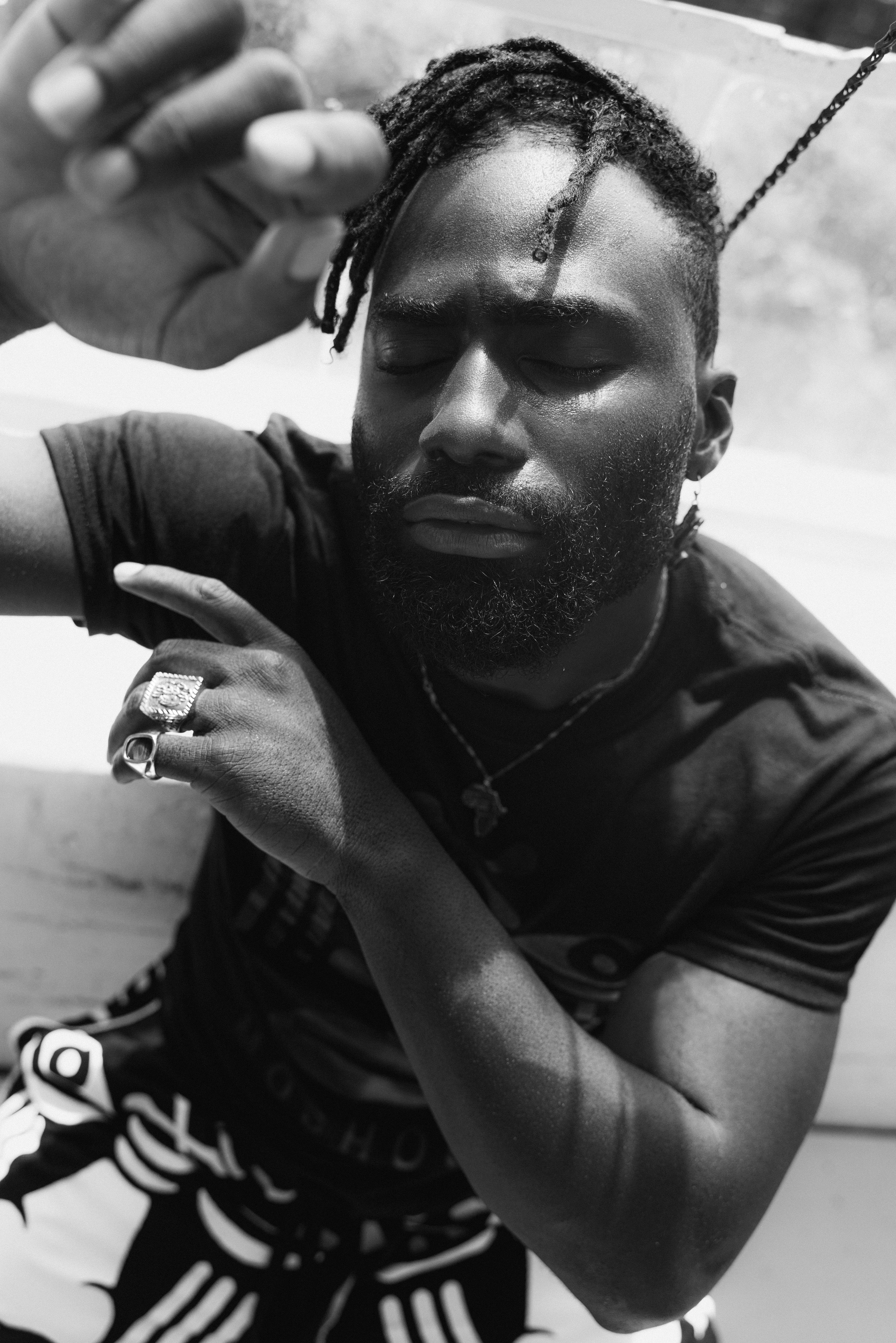 Un hombre con rastas sentado en un banco