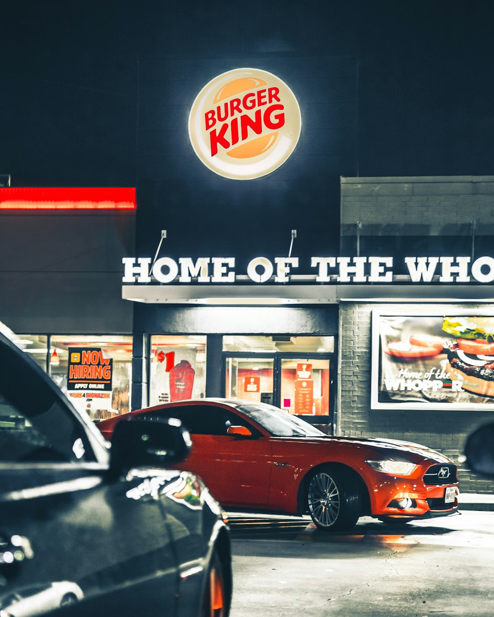 Un restaurant Burger King avec des voitures garées devant