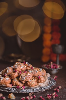 a plate full of powdered donuts on a table