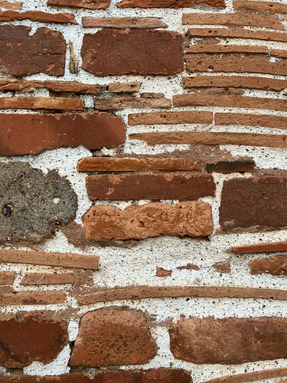 Un primo piano di un muro di mattoni fatto di mattoni