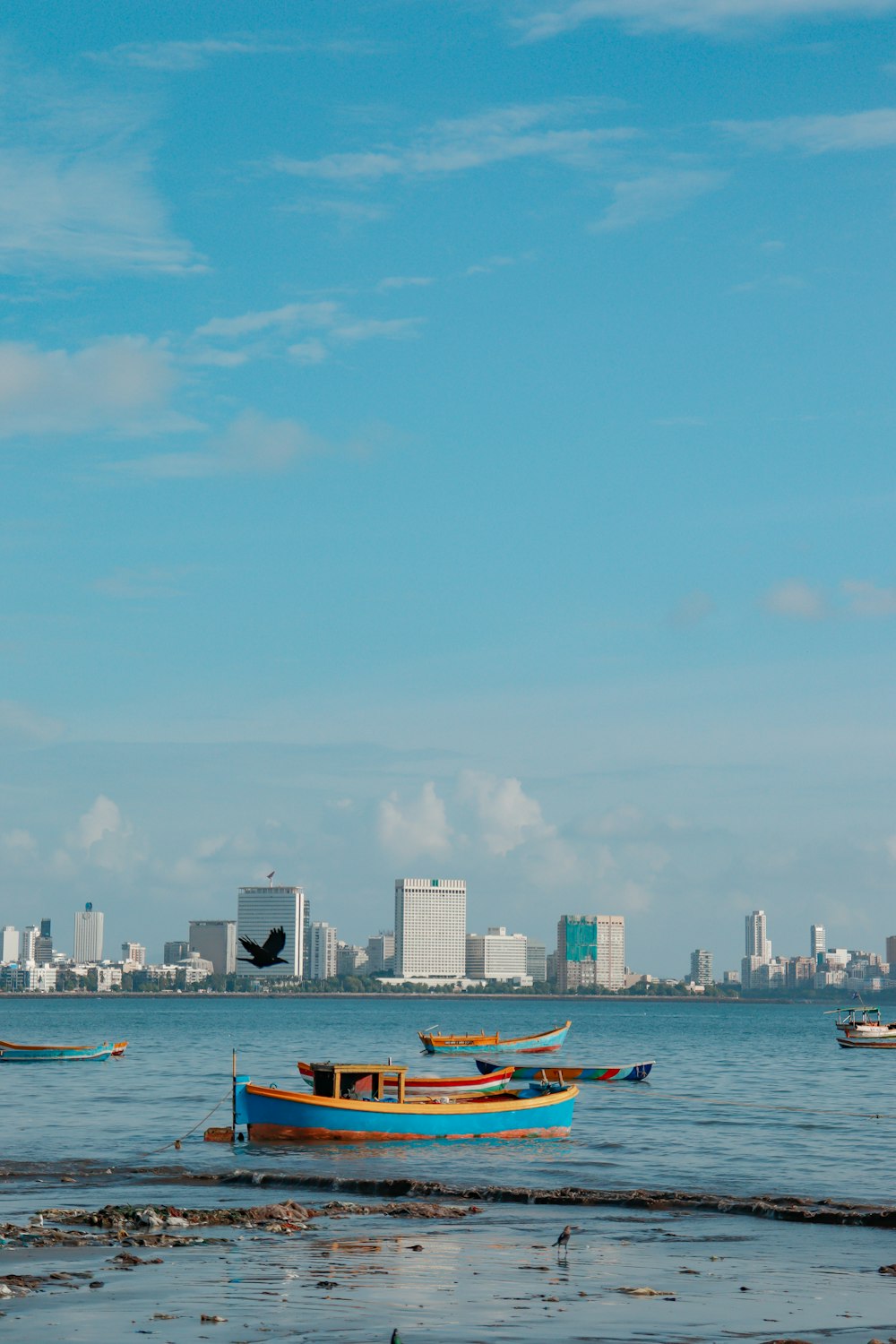 Un grupo de barcos flotando sobre un cuerpo de agua