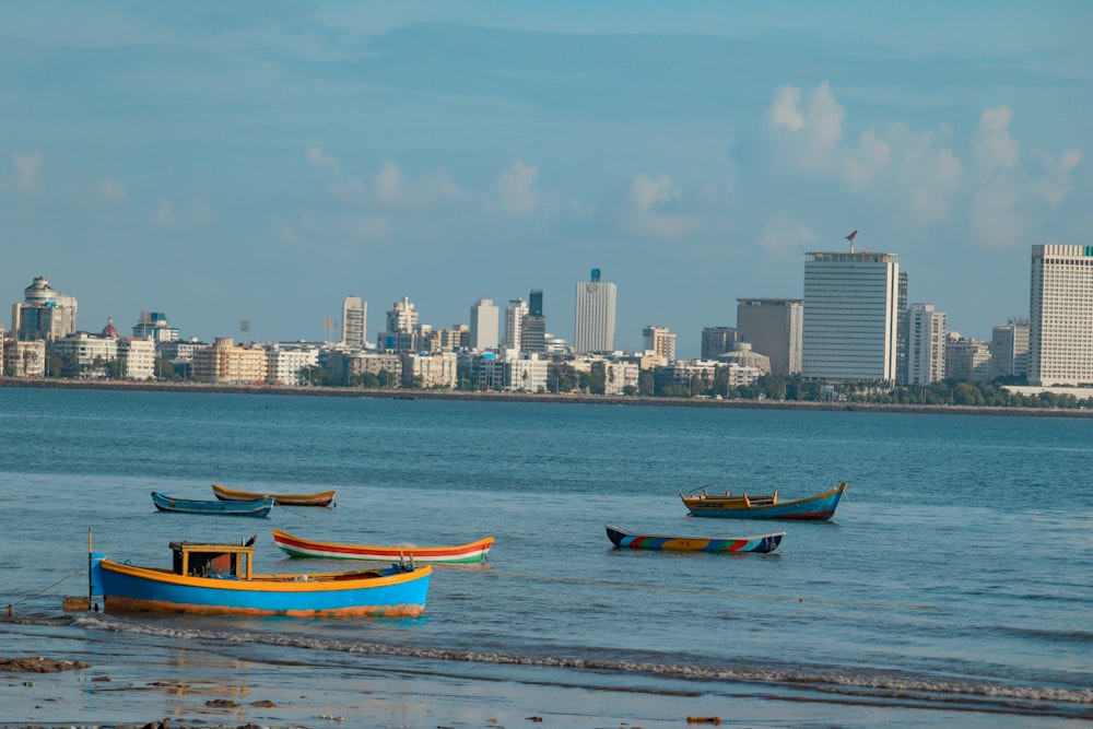 um grupo de barcos flutuando em cima de um corpo de água