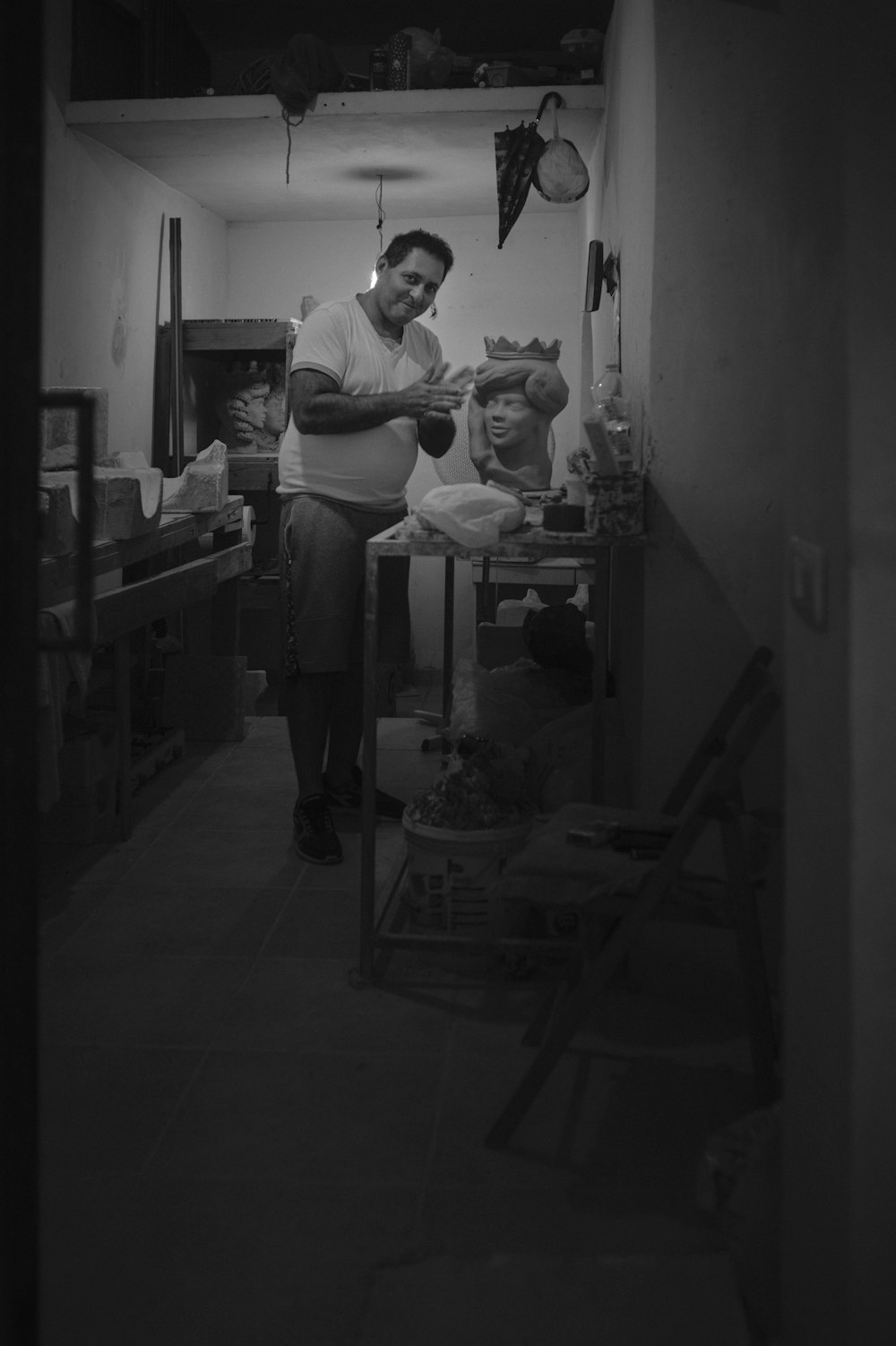 uma foto em preto e branco de um homem em uma cozinha