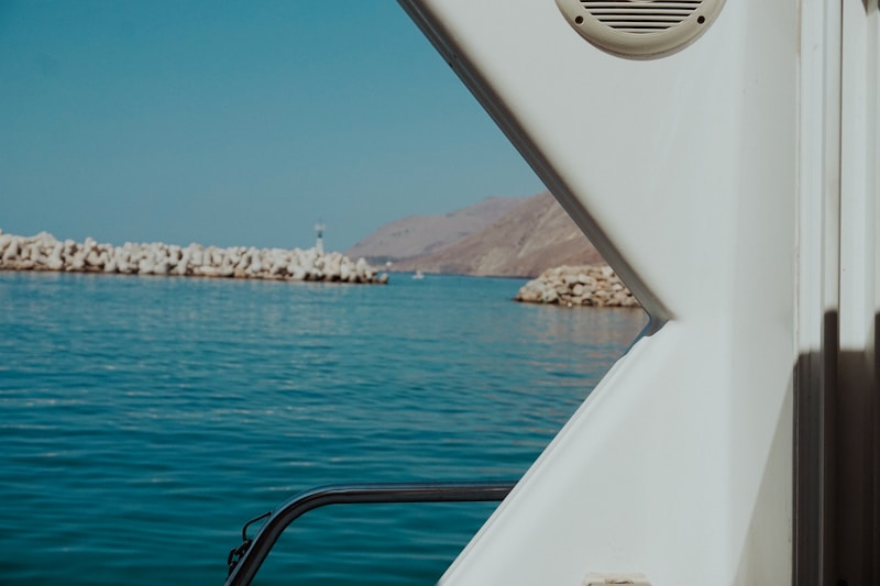 Vue romantique sur océan depuis yacht