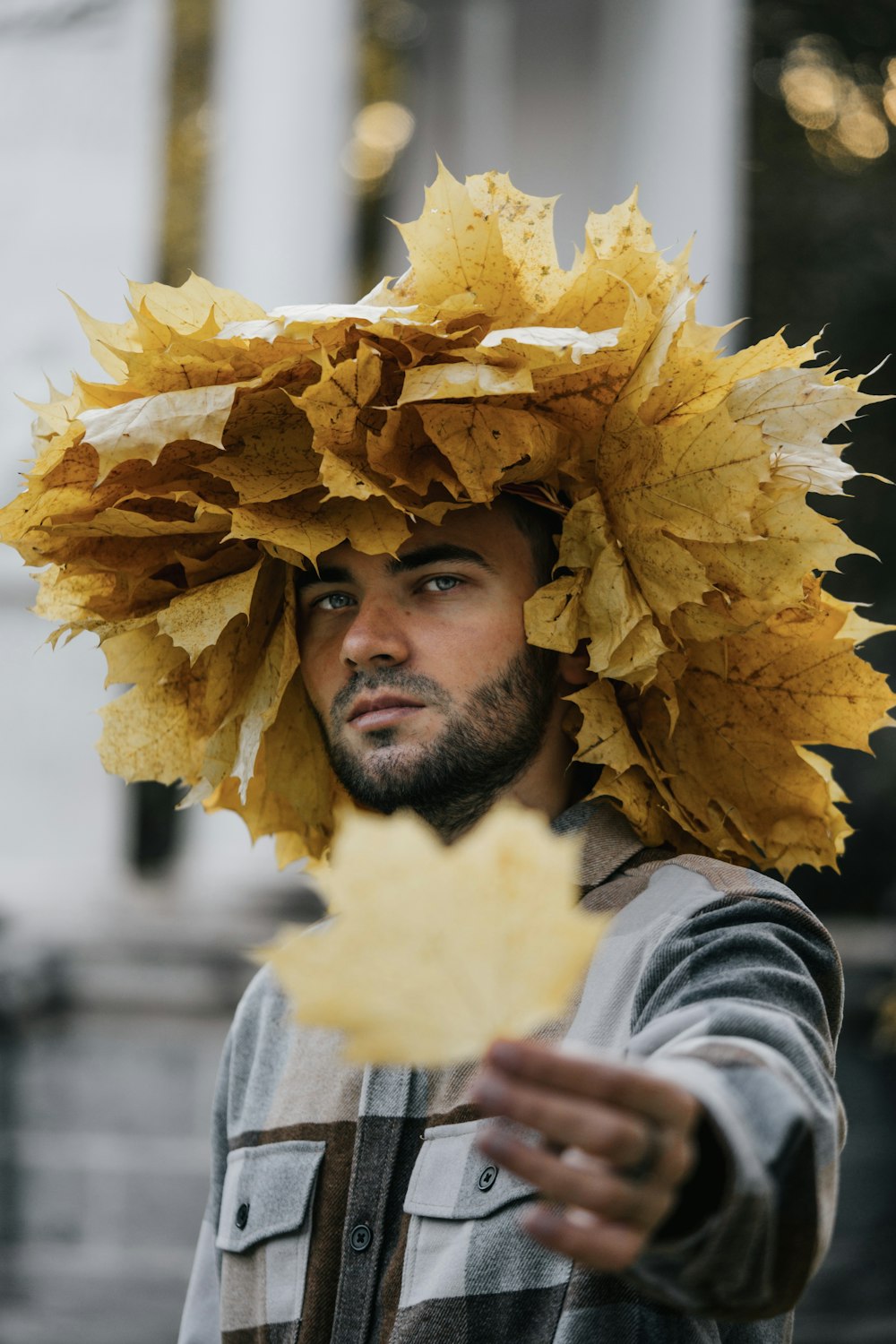 Ein Mann mit einem Blatt auf dem Kopf