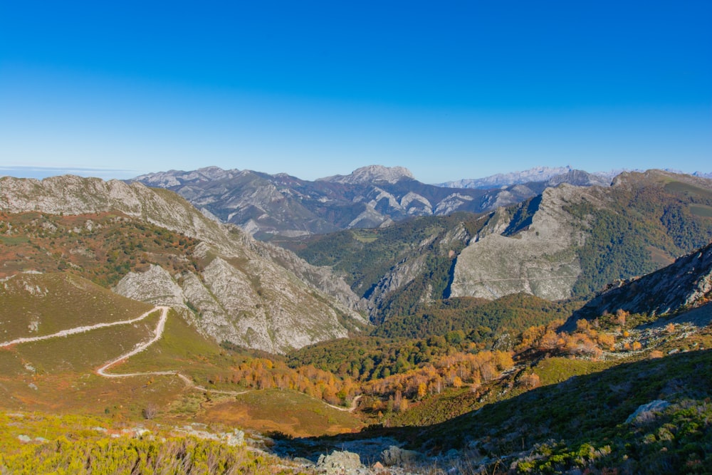 una vista sulle montagne da un punto di vista elevato