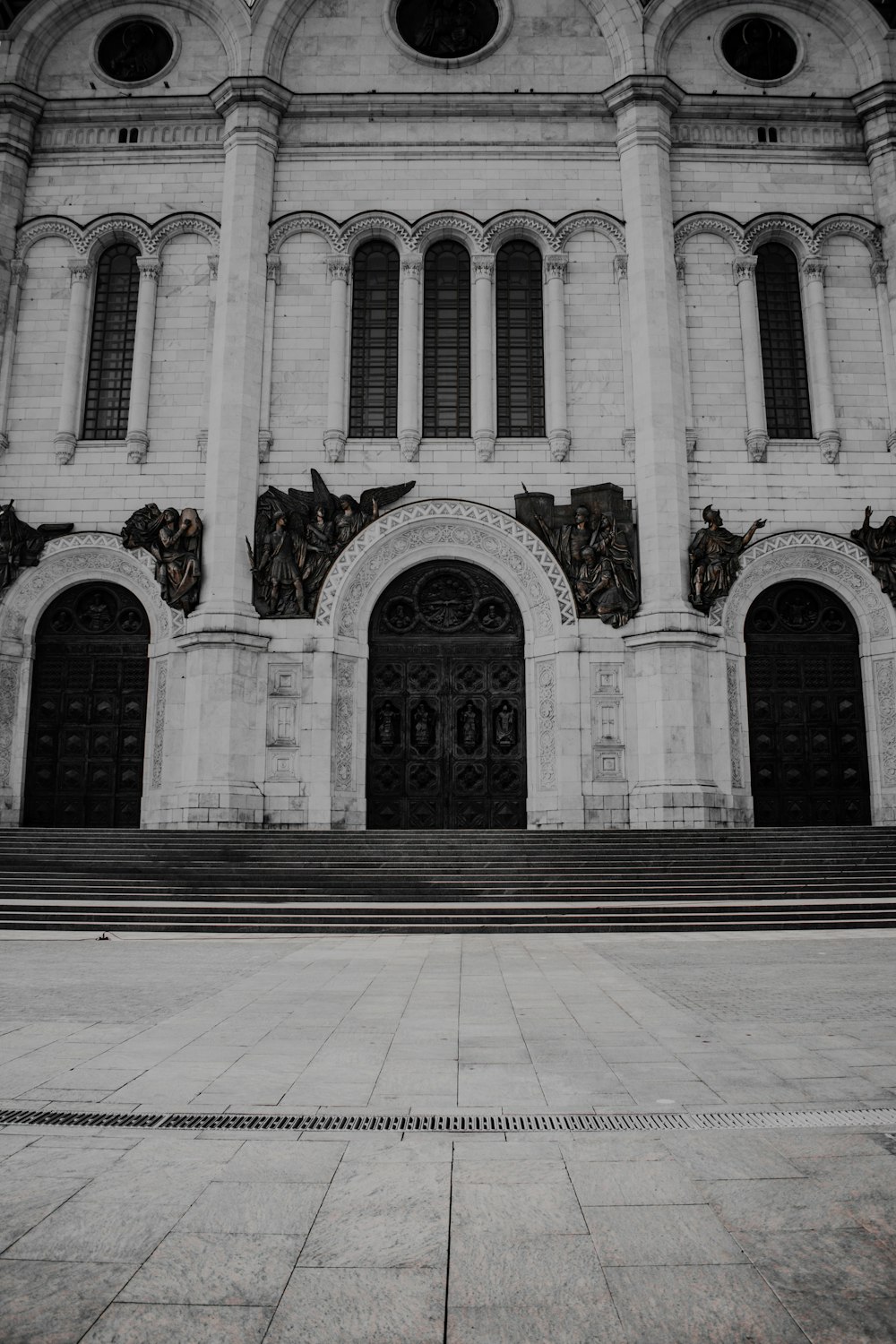 Una foto en blanco y negro de un gran edificio