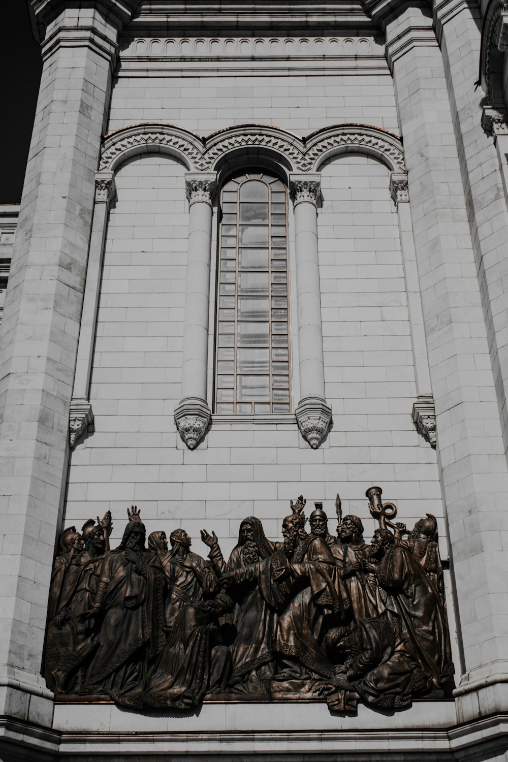 Una estatua de un grupo de personas frente a un edificio