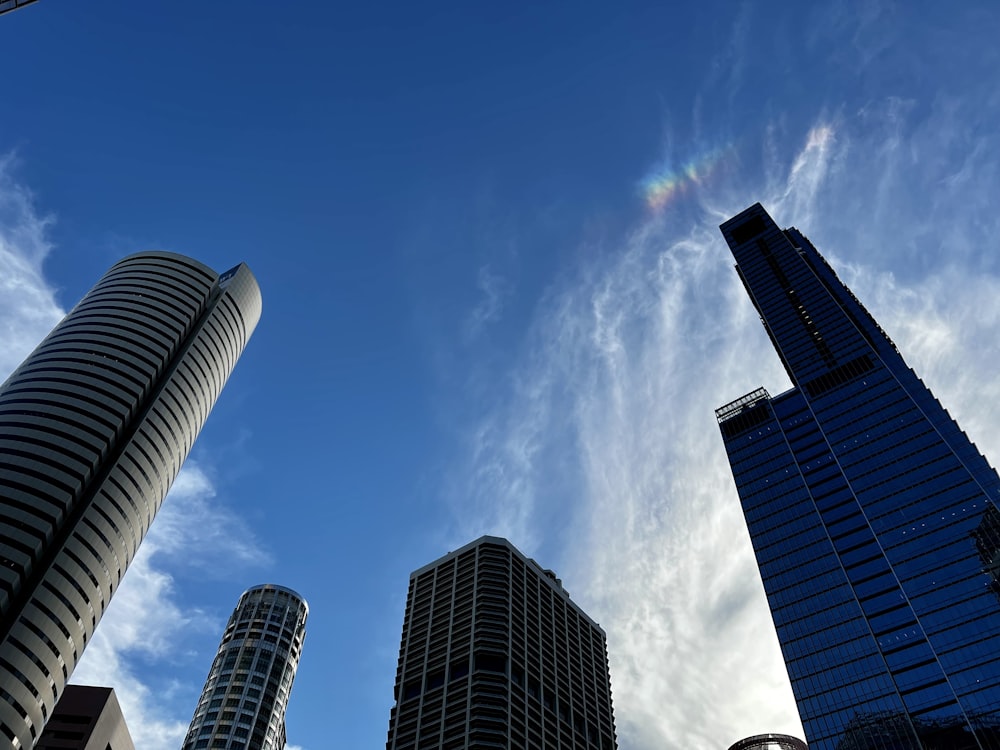 um grupo de edifícios altos sob um céu azul