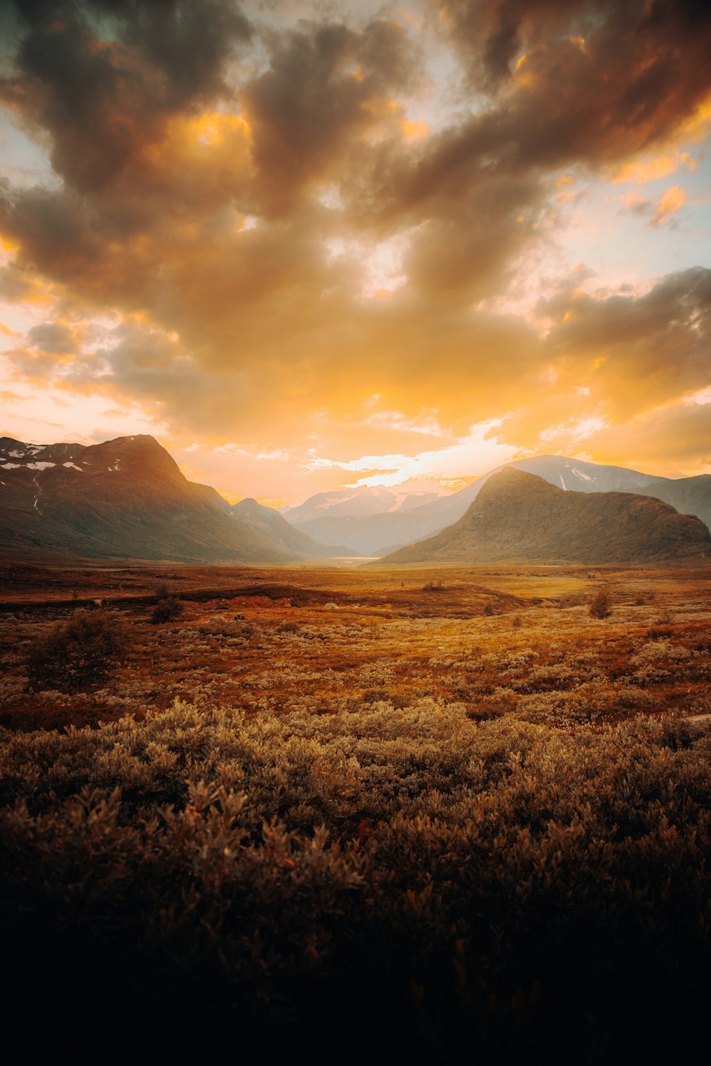 Le soleil se couche sur les montagnes au loin