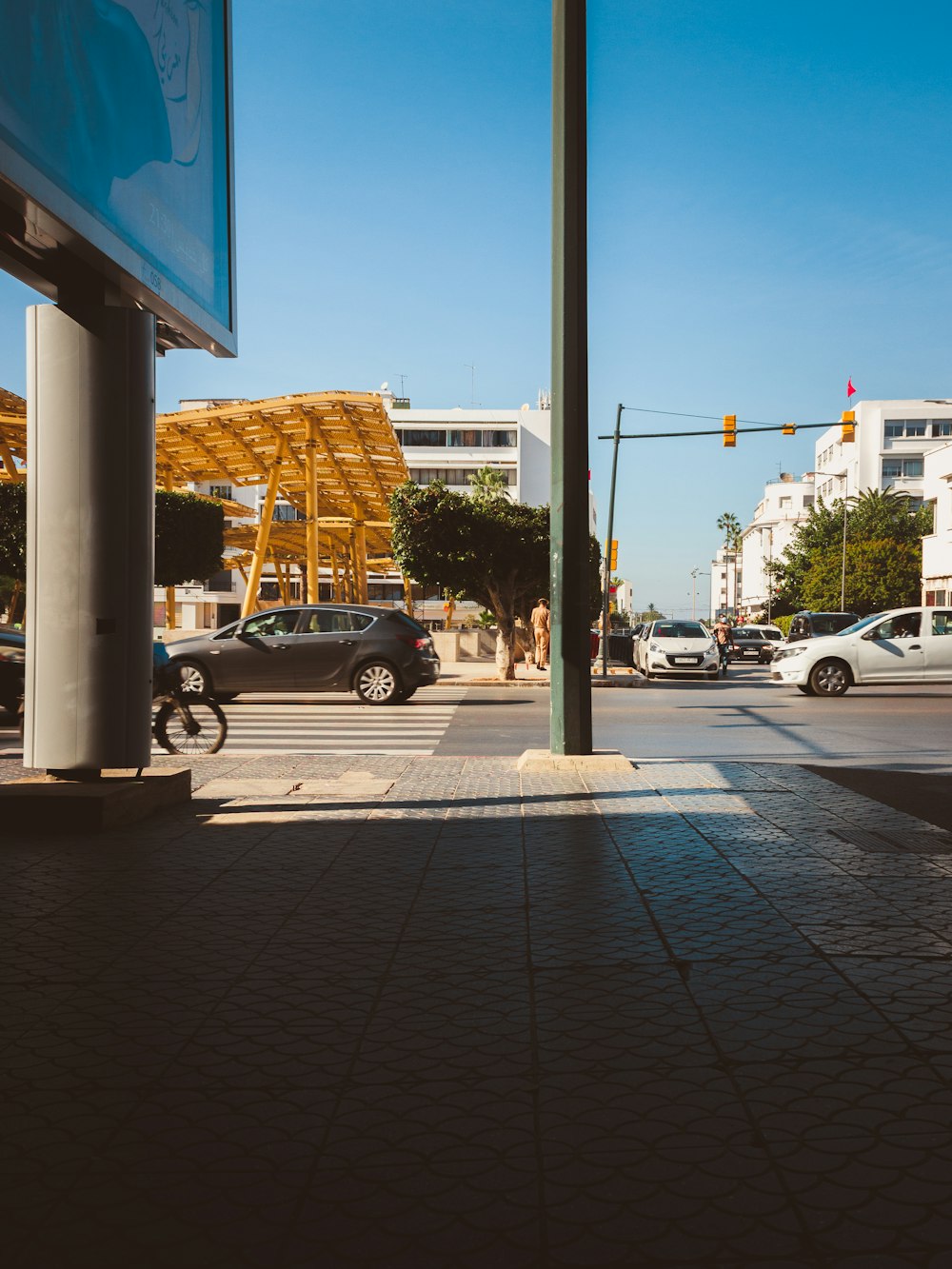 Eine Stadtstraße mit Autos, die am Straßenrand geparkt sind