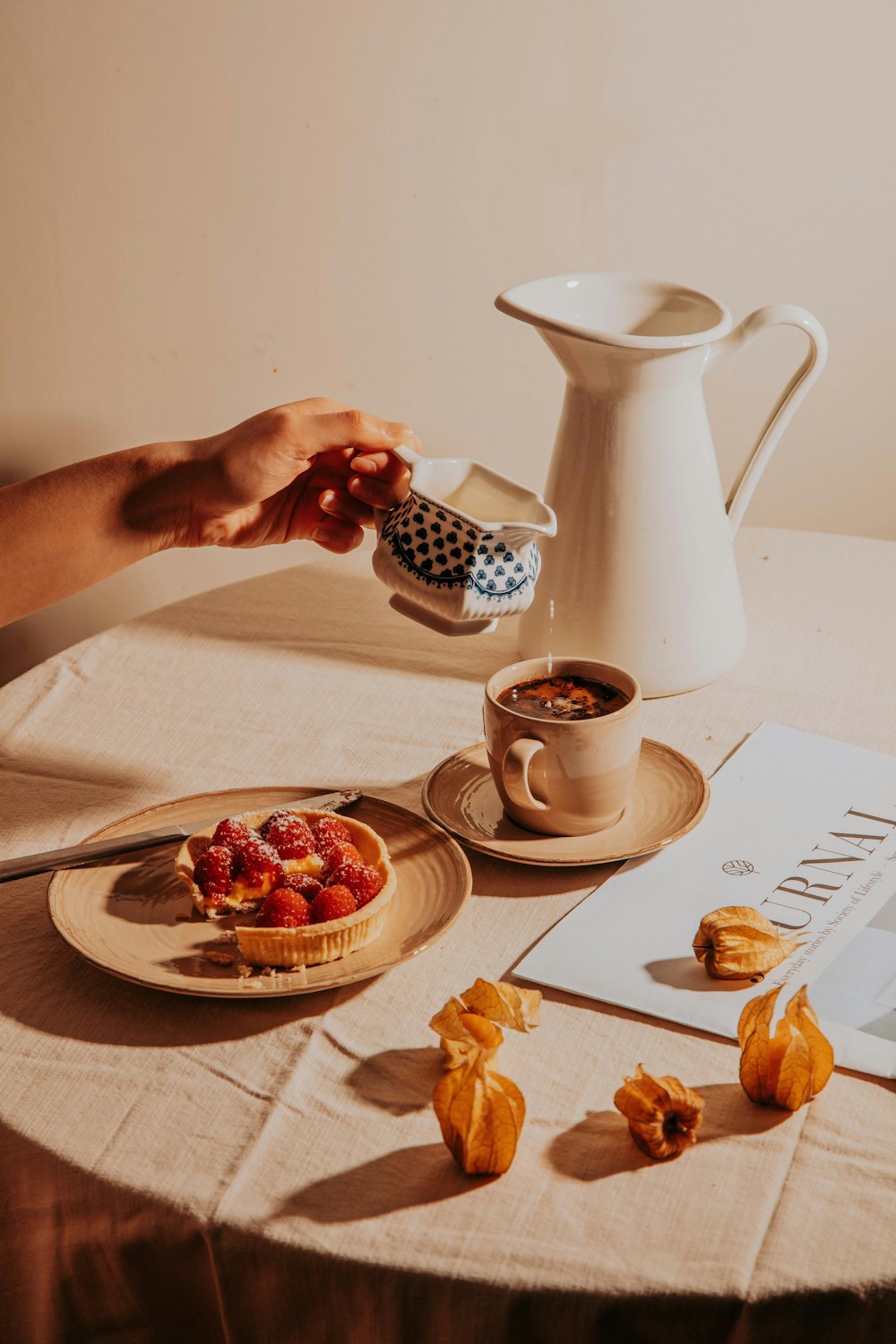 una mesa cubierta con un plato de comida y una taza de café