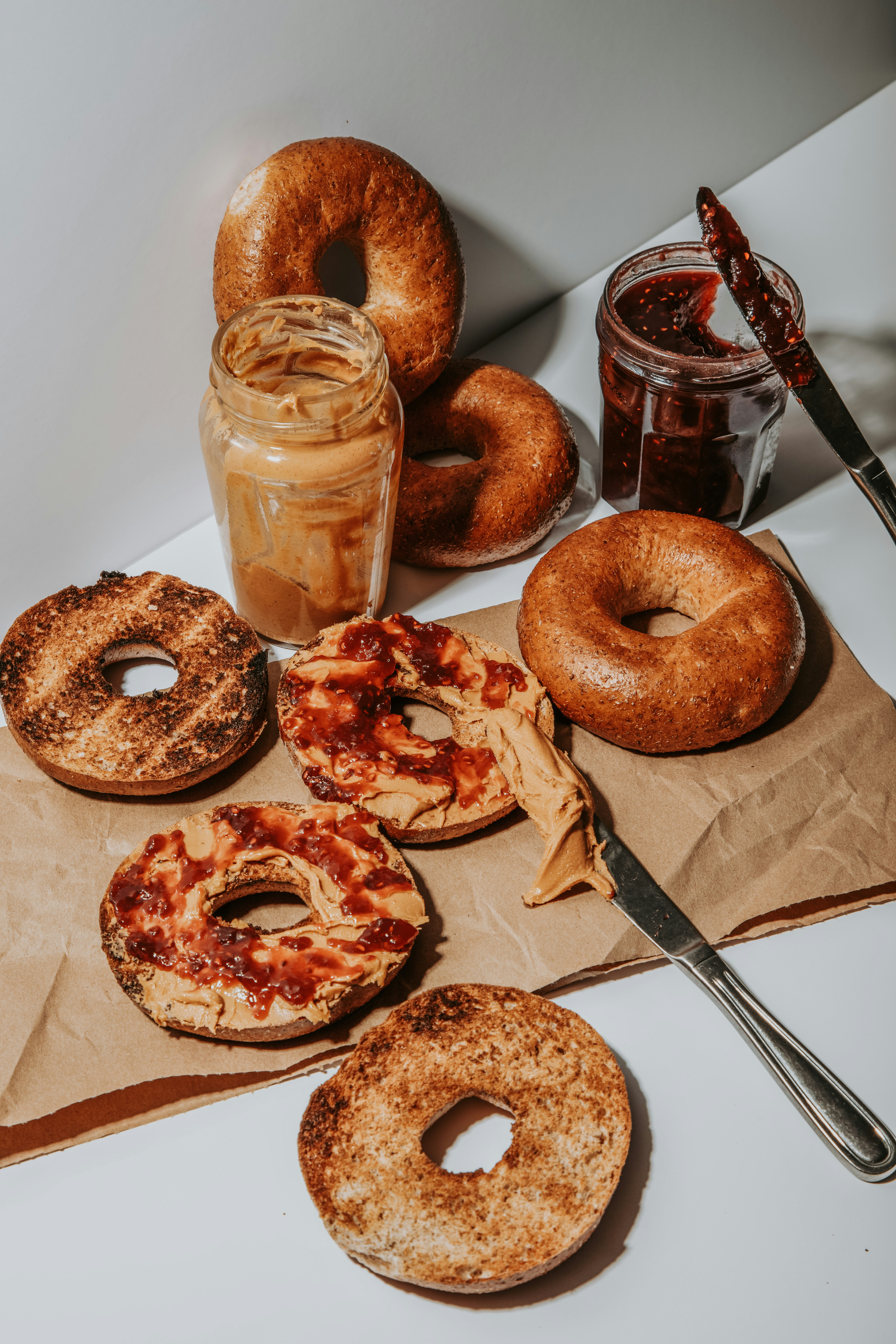 meja di atasnya donat dan pizza di sebelah toples selai kacang